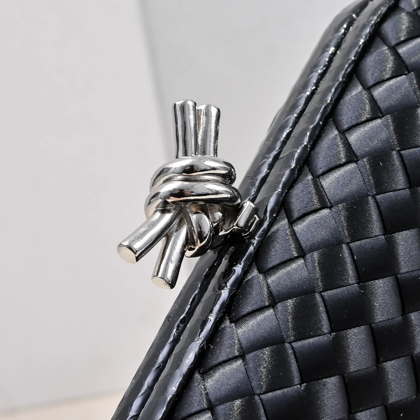 Batch 1460 #BV Knot woven evening bag series ~ Each bag reveals exquisite elegance💫Iconic classic silk weaving➕snake skin trimming with knot buckle, soft and delicate feel. The design is small and exquisite, low-key without logo, elegant and elegant. Paired with evening dress or cheongsam, it has the atmosphere of a famous and wealthy lady. Full of aura and invincible texture💃 Model: 7622 Dimensions: 20x12x5.5